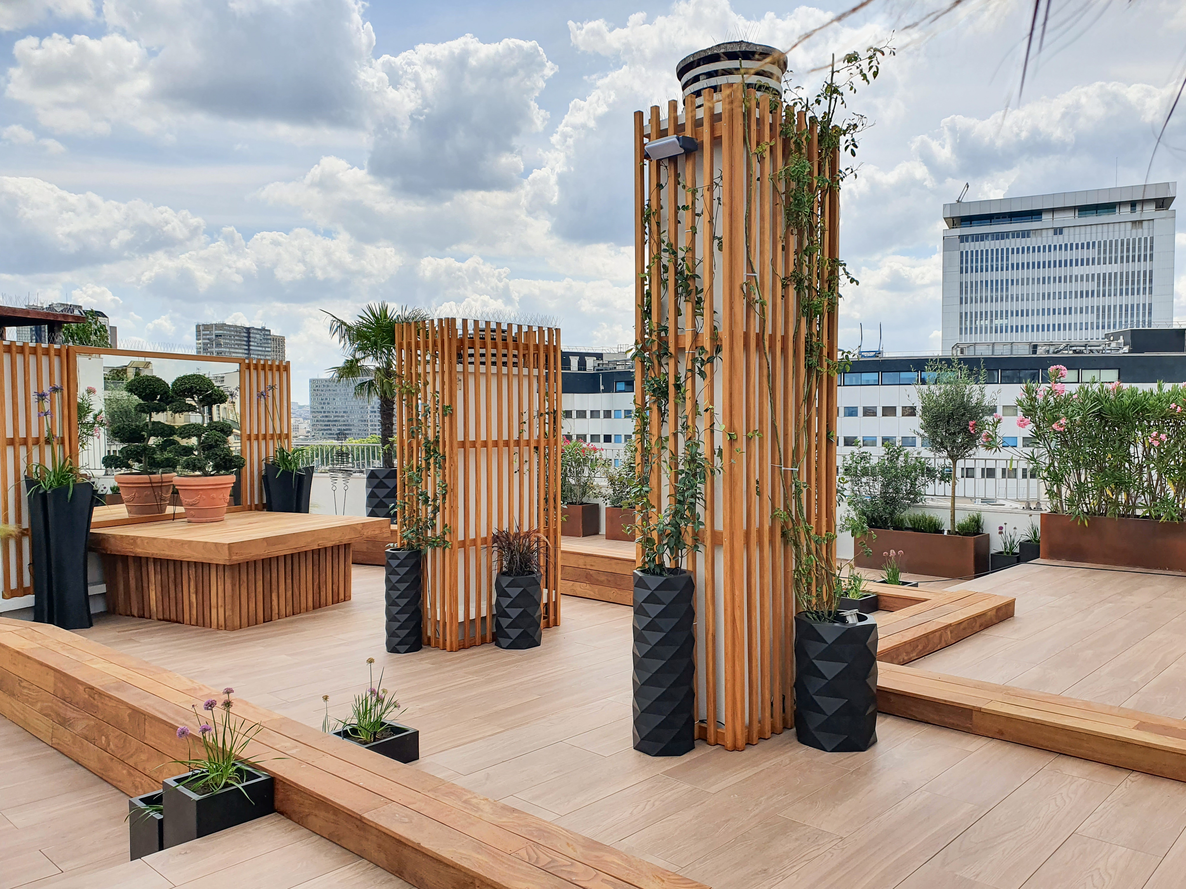 Habillage de cheminées et banquettes en bois exotique à Paris 16ème